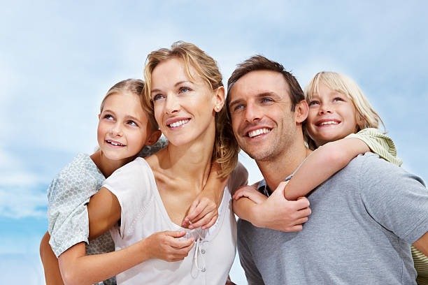 Família feliz com dois filhos